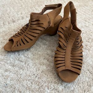 Soda girls cut out wedge heel sandals - approx size 13